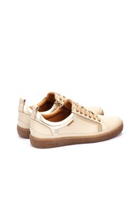 Beige leren sneakers met metallic gouden accenten, ronde neus, vetersluiting, gevoerde binnenkant en textuur rubberen zool.