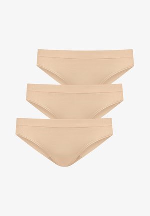 Drie paar vrouwenonderbroeken van een zachte, nude stof. Lage taille met een gladde tailleband en naadloze randen, met een eenvoudige, strakke uitstraling.