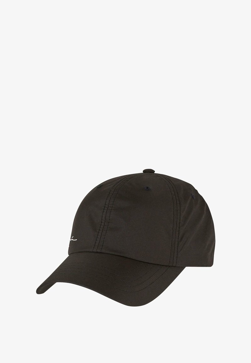Svart baseballkeps i lättviktig textil, med en böjd skärm och subtil brodyr framtill. Inga synliga logotyper eller mönster.