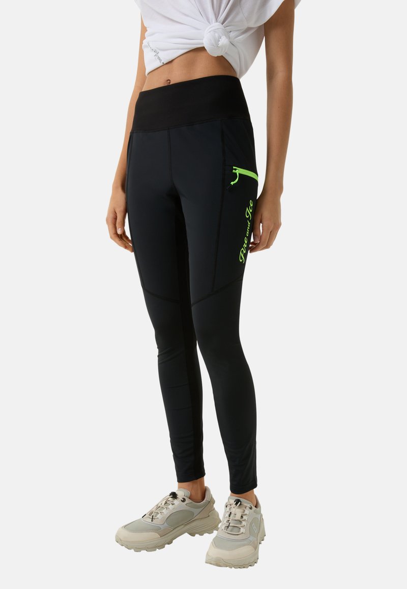 Schwarze Sport-Leggings mit hoher Taille und einer seitlichen Reißverschlusstasche, akzentuiert durch ein neon-grünes Logo. Der Stoff ist glatt und hat eine figurbetonte Passform.