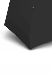 Ombrello nero con una superficie in tessuto liscia e un design triangolare. Presenta un piccolo dettaglio del logo vicino alla parte superiore e bordi dritti.