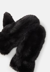 Protetores de orelhas em pelúcia preta com uma textura suave e fofa, forma arredondada e pontas afiadas. Apresentam uma cor rica e escura com um brilho natural.