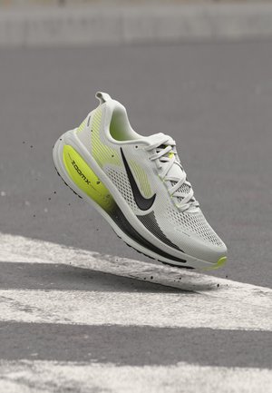Nike Performance VOMERO 18 - Chaussures de running sur route - photon dust/black/volt
