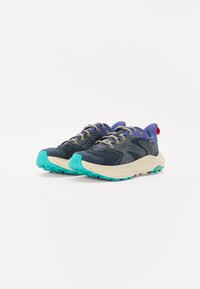 Sneakers da uomo in rete blu navy con dettagli in suede grigio. Suola chiara con particolari turchesi. Presentano occhielli gialli e lacci riflettenti.