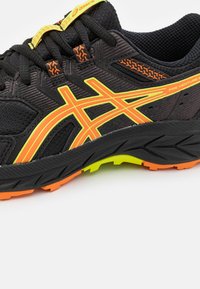 ASICS PRE VENTURE 9 UNISEX - Løpesko for mark - black/bright orange