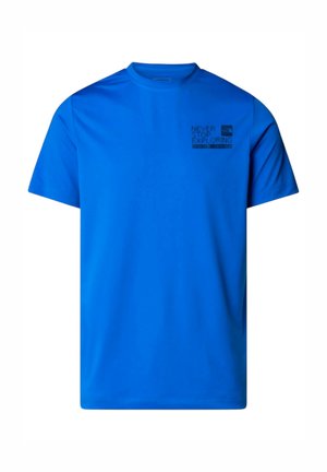T-shirt blu di cotone a maniche corte realizzato in tessuto morbido. Presenta una stampa nera sul petto sinistro con la scritta "NEVER STOP EXPLORING."