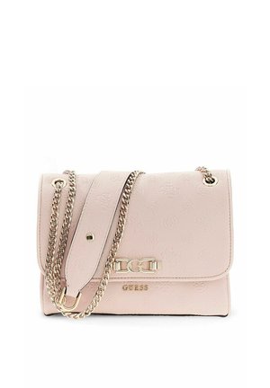 Sac à épaule Guess rose clair avec motif logo embossé, bandoulière chaîne dorée et détail boucle dorée sur le rabat avant.