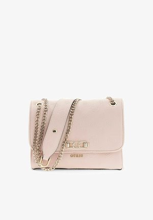 Sac à épaule Guess rose clair avec motif logo embossé, bandoulière chaîne dorée et détail boucle dorée sur le rabat avant.