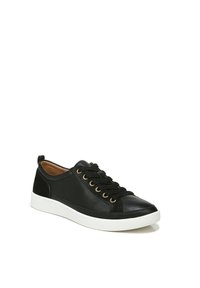 Zwarte leren sneaker met een ronde neus, witte rubberen zool, gouden veterogen en platte zwarte veters. Voorzien van een zachte binnenvoering.