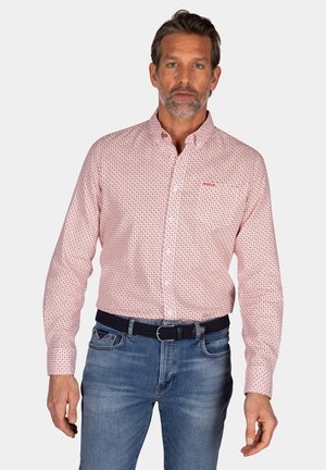 Rood en wit gestreept overhemd met kraag, lange mouwen en een zak. Gemaakt met blauwe jeans en een marineblauwe riem.