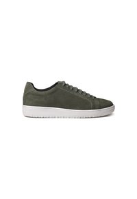 Maslinasto zelene zimske tenisice od suede materijala s glatkom teksturom, ravnim bijelim gumiranim potplatom i klasičnim dizajnom na vezivanje. Minimalistički stil bez logotipa.