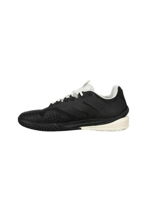 Zwart-wit lage sport sneaker met geperforeerde neus, vetersluiting en gestructureerde zool, ontworpen voor sport en training.