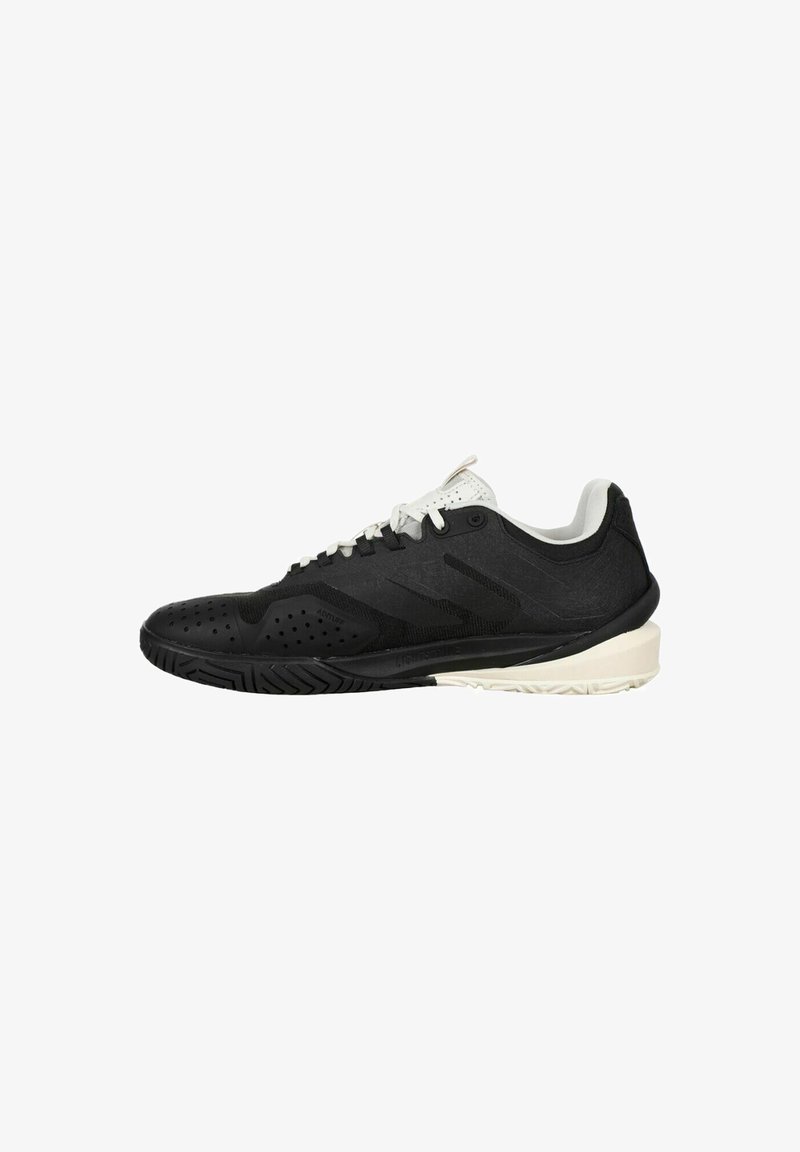 Schwarzer und weißer, niedriger Sportschuh mit perforierter Zehenpartie, Schnürverschluss und strukturiertem Sohlendesign, geeignet für Sport und Training.