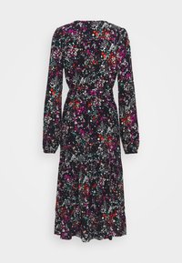 Czarna sukienka midi z długim rękawem, ozdobiona kolorowym, drobnym kwiatowym wzorem w kolorach białym, czerwonym, fioletowym i turkusowym, z podkreśloną talią i plisowanym dołem.