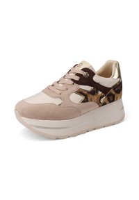 Zapatillas de ante beige con acentos metálicos dorados, panel de estampado de leopardo y suela blanca gruesa. Presentan un diseño de cordones y un collar acolchado para mayor comodidad.