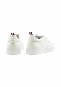 Weiße Ledersneaker mit glatter Oberfläche, abgerundeter Spitze und strukturierten Akzenten. Verfügt über einen kontrastierenden roten und navyblauen Fersenlasche sowie eine weiße Sohle.