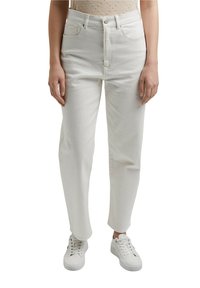 Pantaloni in denim bianco con vita alta, taglio dritto, due tasche frontali e una texture liscia, abbinati a sneakers bianche.