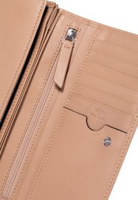 Notranjost rjave usnjene denarnice, ki vsebuje zadrgo, več slotov za kartice in žepek z RFID zaščito.