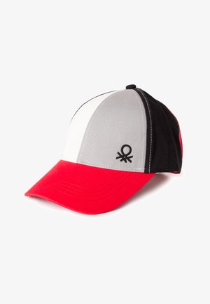 Gorra de béisbol con visera roja, panel frontal blanco, panel lateral gris con logo negro y paneles traseros negros, presentada sobre un fondo blanco.