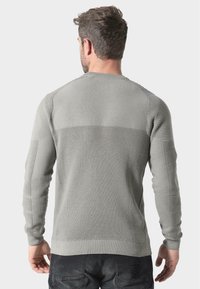 Grauer Strickpullover mit strukturierter Musterung, taillierter Passform, gerippten Bündchen und Rundhalsausschnitt, von hinten gezeigt.