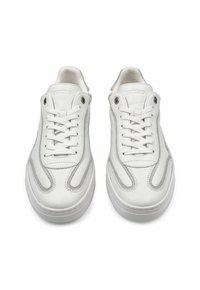 Witte leren sneakers met textuuraccenten, ronde neus en platte veters. Voorzien van een subtiel grijs ontwerp langs de zijkant en een dikke witte zool.