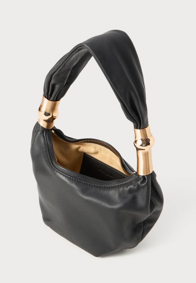 Schwarze Lederhandtasche mit einem geknoteten Griff und goldenen Beschlägen. Verfügt über einen Reißverschluss mit einem kontrastierenden goldenen Innenfutter.