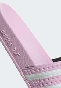 adidas Originals ADILETTE - Badesandaler - orchid fusion   cloud white   orchid fusion