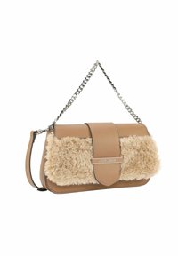 Brązowa torebka z sztucznej skóry z teksturowanym beżowym futerkiem z przodu, srebrnym łańcuszkiem oraz zapięciem na klamrę z akcentem w postaci logo.
