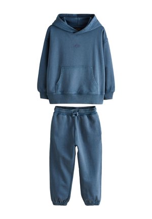 Blauer Kapuzenpullover mit Fronttasche und passenden blauen elastischen Jogginghosen mit Kordelzug und Bündchen am Knöchel.