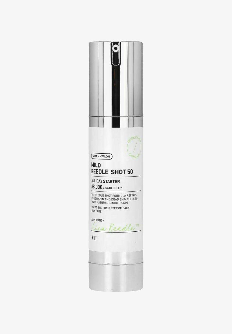 Flacon pompe blanc et argenté étiqueté « Mild Reedle Shot 50 », produit de soin de la peau pour affiner les cellules rugueuses et mortes.