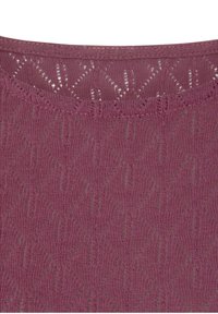 Bordeauxrotes Strickoberteil mit einem strukturierten Muster, das Diamantformen und Durchbrüche am Ausschnitt aufweist. Weiches, leichtes Material.