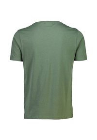 Camiseta de cuello redondo de manga corta en verde oliva suave, mostrada desde la parte trasera sobre un fondo blanco.