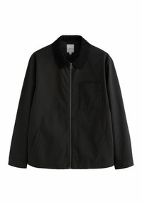 Chaqueta negra de tejido suave, con cierre de cremallera, un cuello suave de contraste y un bolsillo en el pecho. Tiene bolsillos laterales y un corte relajado.