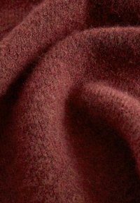 Burgundijas vilnas audums ar maigu, nedaudz pūkainu tekstūru. Materiālam ir izsmalcināta gradienta krāsa, kas parāda dziļumu un siltumu.
