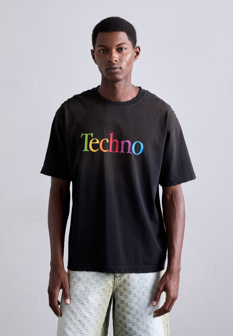 Tricou negru din bumbac cu un grafism multicolor "Techno". Designul include o croială lejeră și o gâtă uzată. Se asortează cu blugi din denim deschis cu textură.