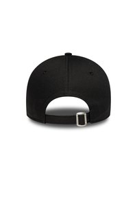 Μαύρο μπέιζμπολ καπέλο με ομαλή υφή υφάσματος, καμπυλωτή γείσο και ρυθμιζόμενο λουράκι με μεταλλικό πόμολο στο πίσω μέρος.