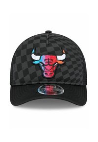 Schwarz kariertes Cap mit einem bunten, bestickten Bullen-Logo auf der Vorderseite. Verfügt über einen flachen Schirm und einen verstellbaren Riemen auf der Rückseite.