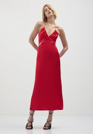 Robe maxi en satin rouge avec un décolleté en V plongeant, un devant froncé et des détails découpés. La robe a des bretelles fines et une texture lisse et soyeuse.