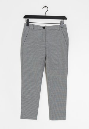 Graue, schmal geschnittene Anzughose mit dezentem Punktmuster, Vorderseitentaschen, Gürtelschlaufen und Knopfverschluss, an einem schwarzen Kleiderbügel vor weißem Hintergrund hängend.