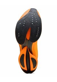 Zwarte en oranje hardloopschoen zool met een gestructureerd rubberen patroon. Bevat een uitsparing in de middenzool en een gestroomlijnd ontwerp voor prestaties.