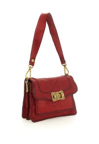 Borsa a mano in pelle rossa con dettagli borchiati, ferramenta color oro, chiusura a patta e tracolla larga. Caratterizzata da una finitura texture.