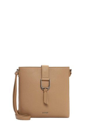 Sac bandoulière en cuir couleur tan avec finition texturée, forme rectangulaire, rabat avant fermé par une boucle métallique, et une bandoulière amovible.