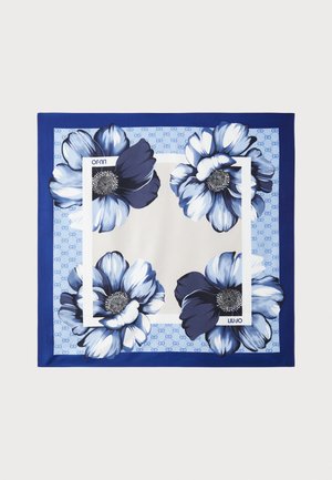 Vierkante sjaal met grote blauwe en witte bloemen op een lichtblauwe, patroonachtergrond en een donkerblauwe rand.