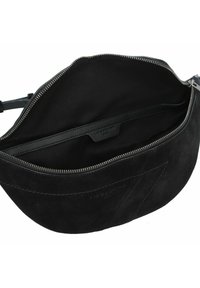 Borsa in suede nera con una texture liscia, chiusura con zip e tasca interna. Include logo del marchio impresso sugli accessori in pelle.