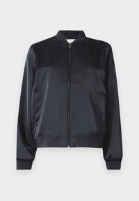 Marineblå satin bomberjakke med glidelås, ribbede mansjetter og nederkant, samt to sidelommer. Glatt tekstur og strukturert design.