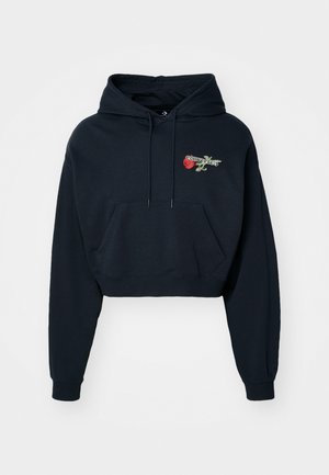 Schwarzer Cropped-Hoodie mit Fronttasche, Kordelzugkapuze und kleinem Rosenmotiv mit "Converse"-Text auf der Brust.