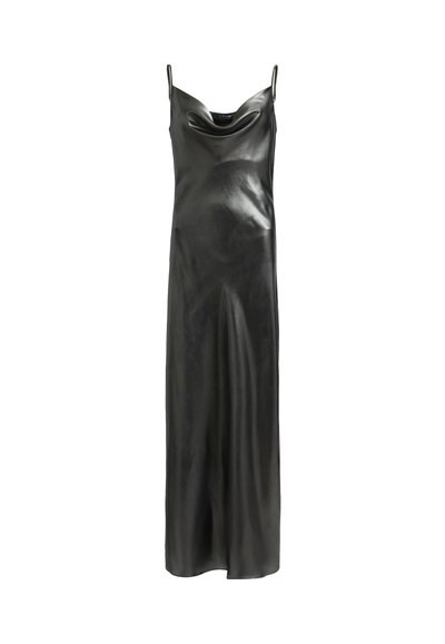 Robe noire sans manches en matériau brillant, avec un décolleté drapé et de fines bretelles spaghetti, offrant une silhouette droite et arrondie jusqu'au sol.
