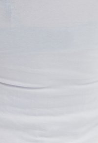 MIT ECKIGEM AUSSCHNITT - Toppi - white