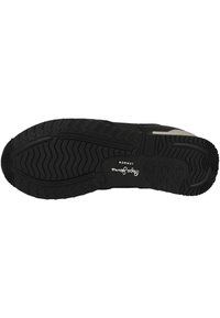 Semelle de sneaker noire avec un motif de semelle texturé, arborant la marque "Pepe Jeans London" en blanc au centre.