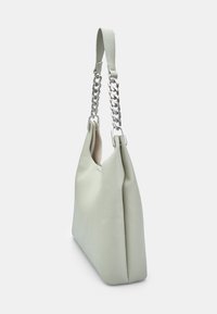 Borsa a mano in pelle verde chiaro con finitura testurizzata, manico a catena in argento e forma strutturata. Presenta un interno liscio e design minimalista.